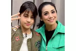 Sering kompakan baju dengan ibunda, ini 11 potret kompak Siti KDI dan putrinya yang beranjak remaja