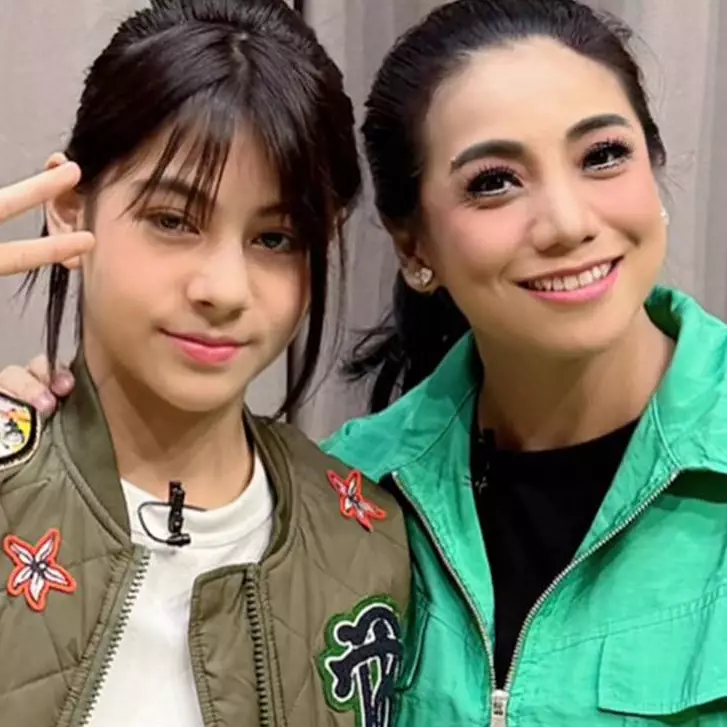 Sering kompakan baju dengan ibunda, ini 11 potret kompak Siti KDI dan putrinya yang beranjak remaja