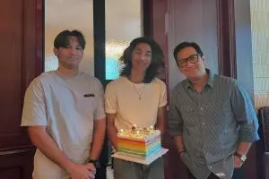 Lebih mirip kakak dan adik, 9 potret kebersamaan penyanyi pria bareng anak ini cool abis