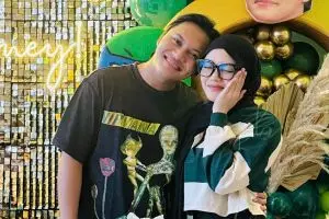 Selalu kompak sejak dulu, ini 11 potret kebersamaan Putri Delina & Rizky Febian dari kecil hingga kini