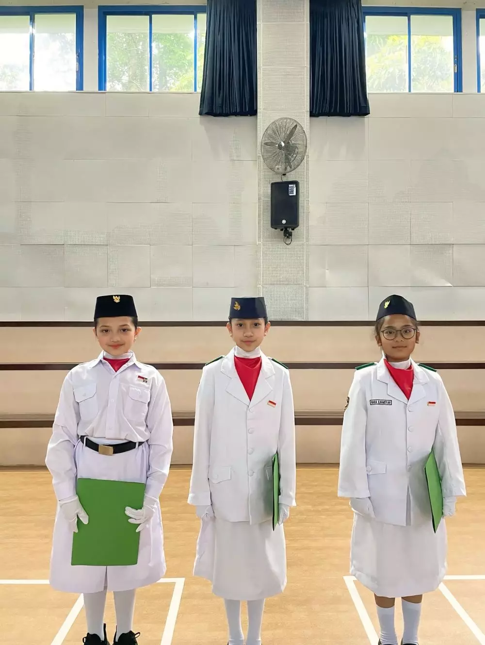 Arsy Hermansyah jadi petugas upacara © Instagram Arsy Hermansyah jadi petugas upacara © Instagram