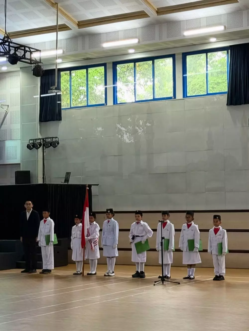 Arsy Hermansyah jadi petugas upacara © Instagram Arsy Hermansyah jadi petugas upacara © Instagram