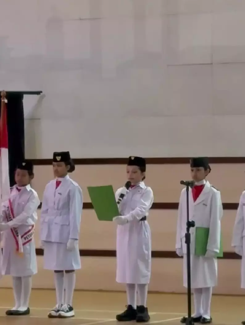 Arsy Hermansyah jadi petugas upacara © Instagram Arsy Hermansyah jadi petugas upacara © Instagram