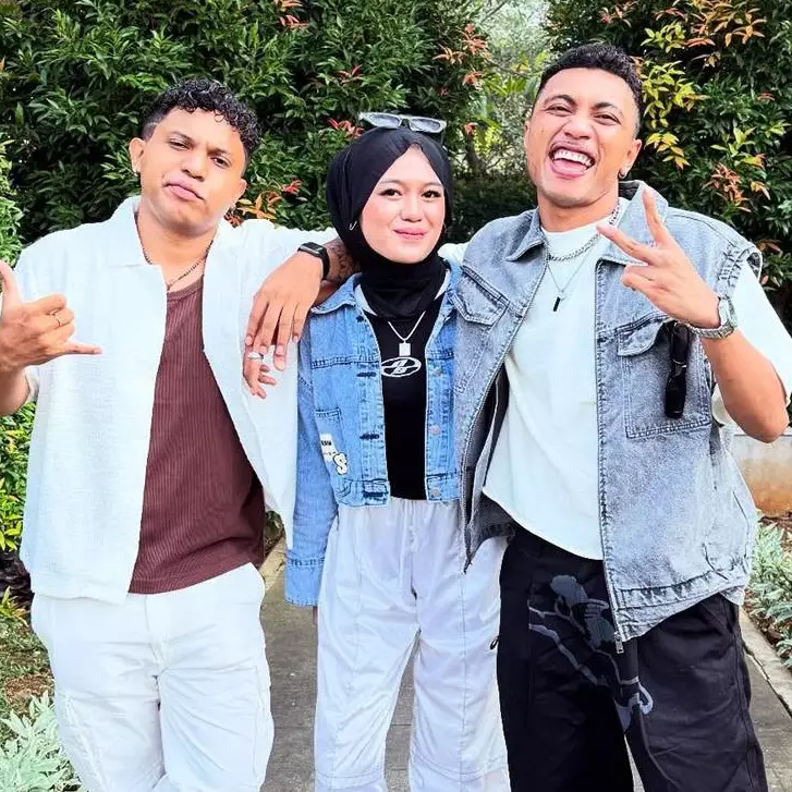 11 Potret Diva Aurel penyanyi Tabola Bale bersama Silet Open Up yang viral di HUT RI ke-80