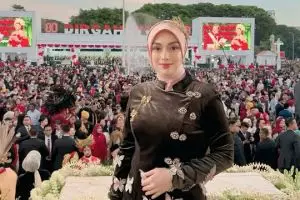 Tampil berhijab dan pakai kebaya di HUT RI ke-80, 6 potret Celine Evangelista yang anggun dan manis