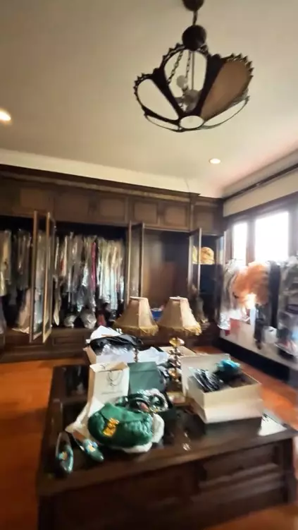 walk in closet penyanyi Sania © TikTok walk in closet penyanyi Sania © TikTok