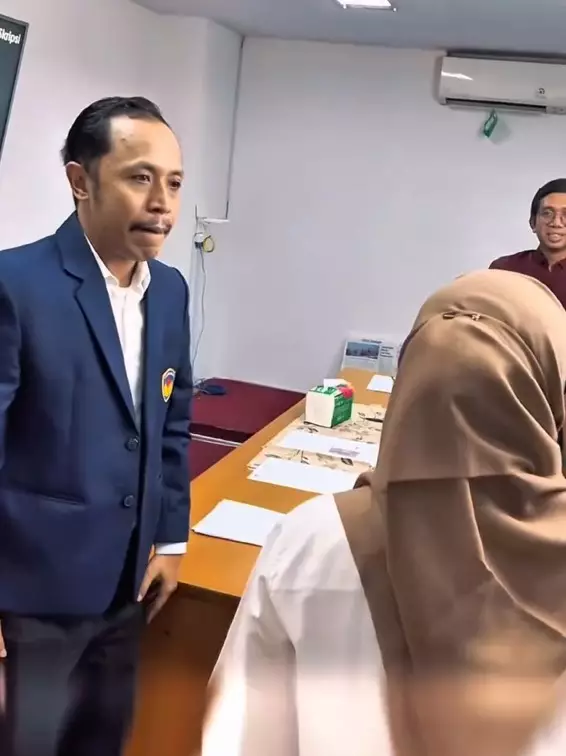 Furry Setya lulus sidang skripsi © Instagram