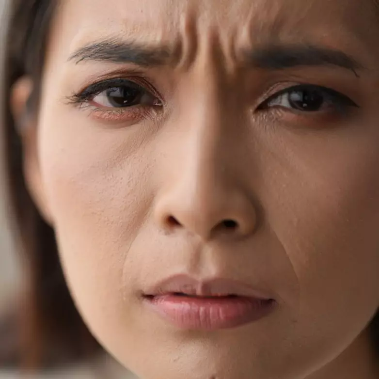 7 Cara cepat hilangkan garis halus di wajah, kulit awet muda seperti usia 20-an