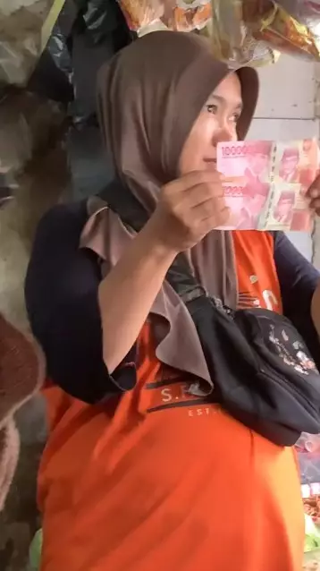 penjaga warung ini tunjukkan bedanya uang palsu © TikTok penjaga warung ini tunjukkan bedanya uang palsu © TikTok