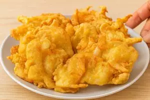 Trik bikin bakwan udang renyah seharian, nggak perlu pakai baking soda