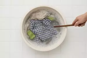 Lap dapur berminyak & bau bikin pusing? Cuci aja tanpa disikat, cuma butuh 2 bahan sederhana