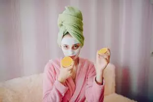 Nggak perlu beli skincare mahal, ini cara buat masker antiaging agar cegah kerutan dari 1 jenis buah