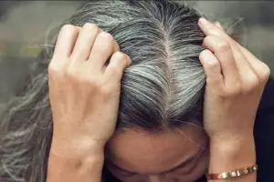 Nggak perlu repot ke salon, ini cara hilangkan uban pakai 1 jenis bubuk minuman, rambut kembali hitam