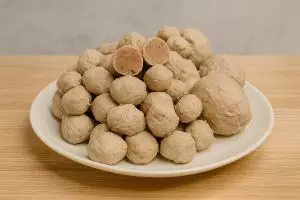 Bye-bye bakso lembek! Ini resep bakso sapi full daging yang kenyal tanpa tepung