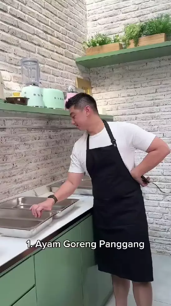 Chef Arnold bagi-bagi makanan gratis © Instagram Chef Arnold bagi-bagi makanan gratis © Instagram