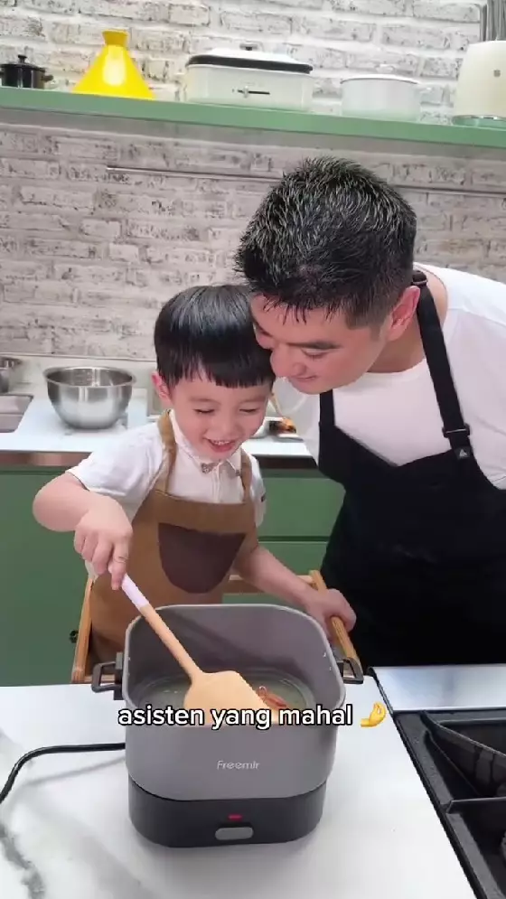 Chef Arnold bagi-bagi makanan gratis © Instagram Chef Arnold bagi-bagi makanan gratis © Instagram