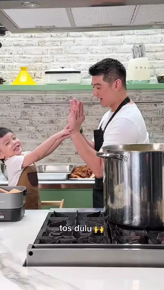Chef Arnold bagi-bagi makanan gratis © Instagram Chef Arnold bagi-bagi makanan gratis © Instagram