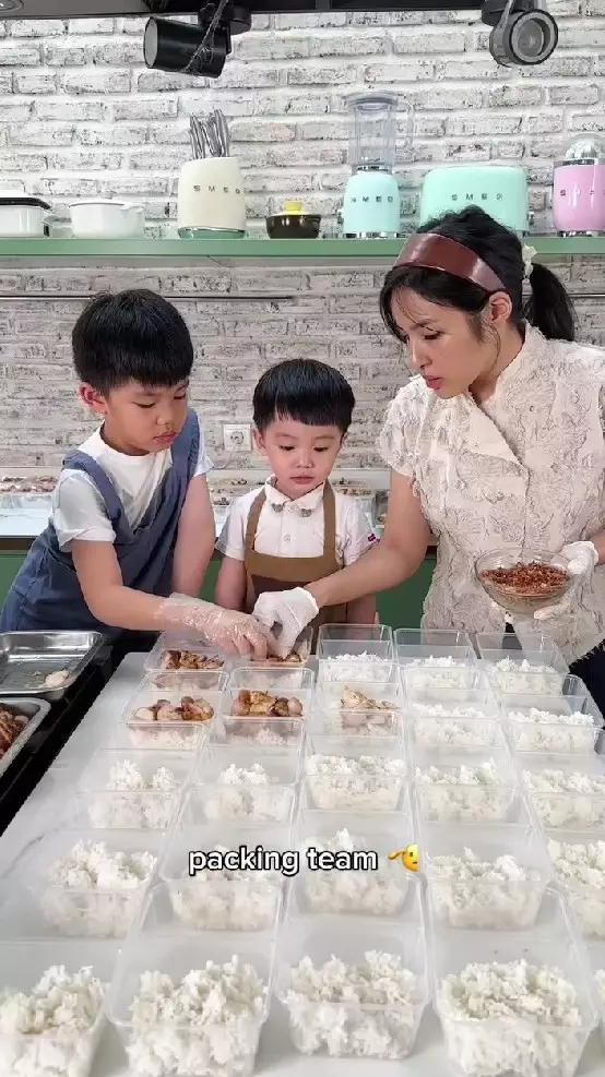 Chef Arnold bagi-bagi makanan gratis © Instagram Chef Arnold bagi-bagi makanan gratis © Instagram