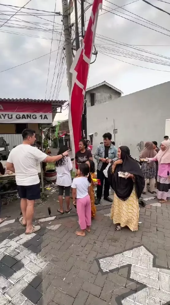 Chef Arnold bagi-bagi makanan gratis © Instagram Chef Arnold bagi-bagi makanan gratis © Instagram