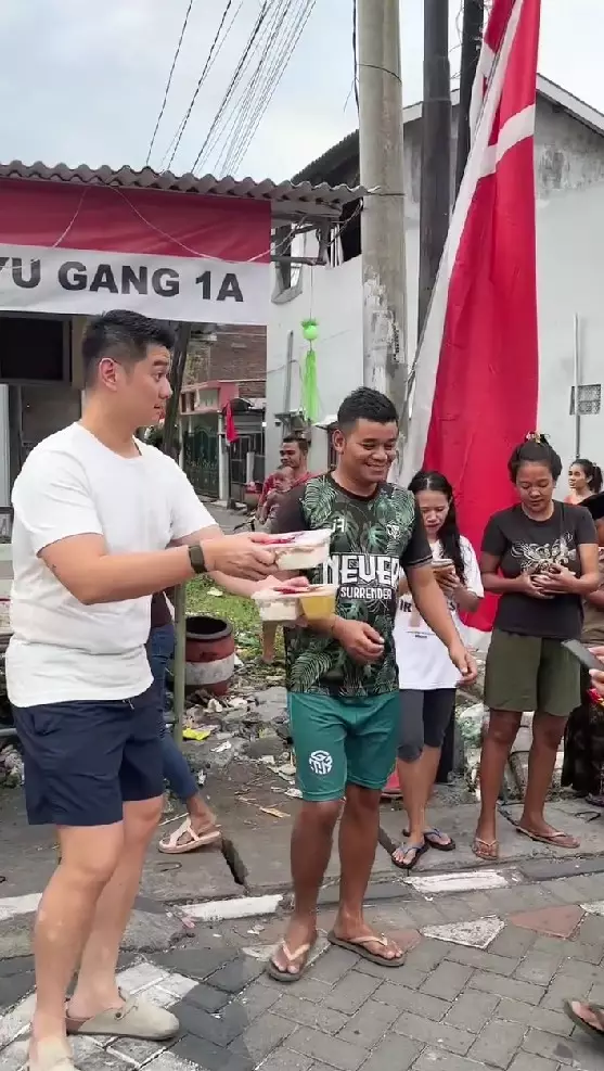 Chef Arnold bagi-bagi makanan gratis © Instagram Chef Arnold bagi-bagi makanan gratis © Instagram
