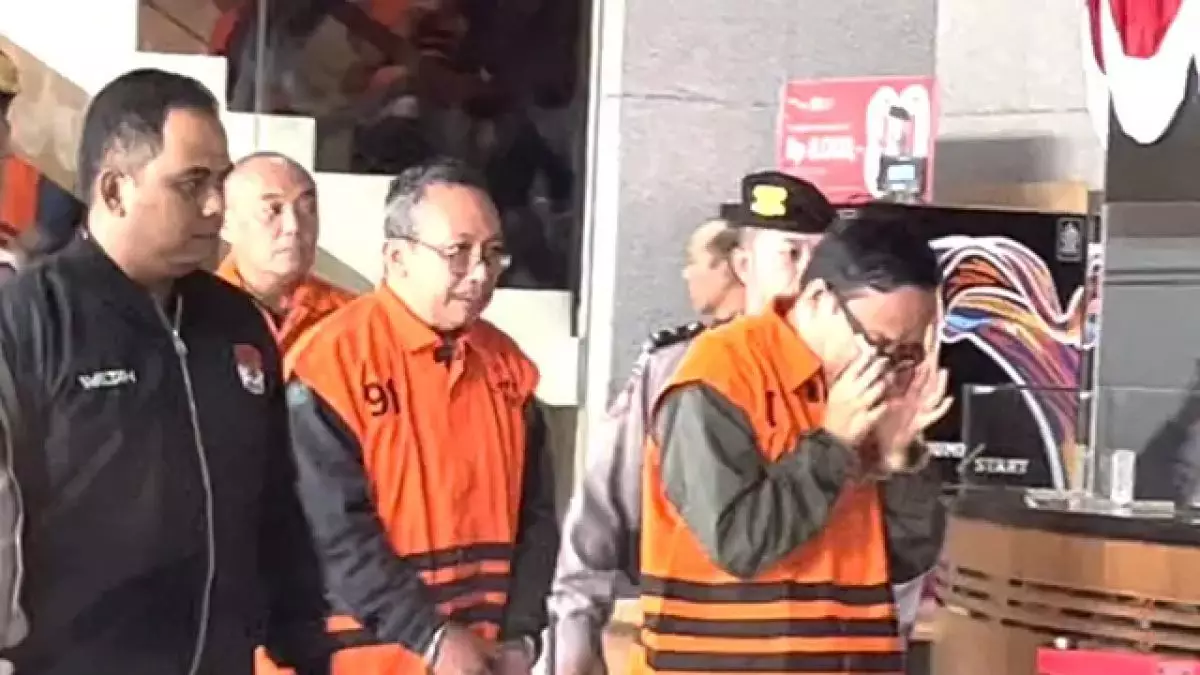 Usai ditangkap KPK, Immanuel Ebenezer menangis saat muncul di hadapan publik