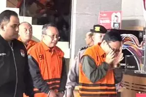 Usai ditangkap KPK, Immanuel Ebenezer menangis saat muncul di hadapan publik