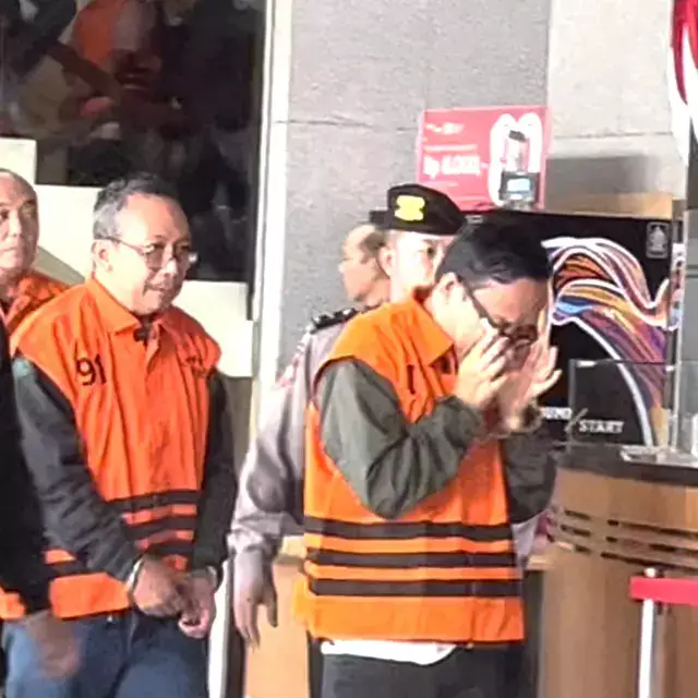 Usai ditangkap KPK, Immanuel Ebenezer menangis saat muncul di hadapan publik