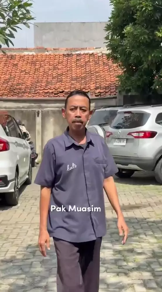 Zaskia Adya Mecca beri hadiah umroh ke satpam © TikTok Zaskia Adya Mecca beri hadiah umroh ke satpam © TikTok