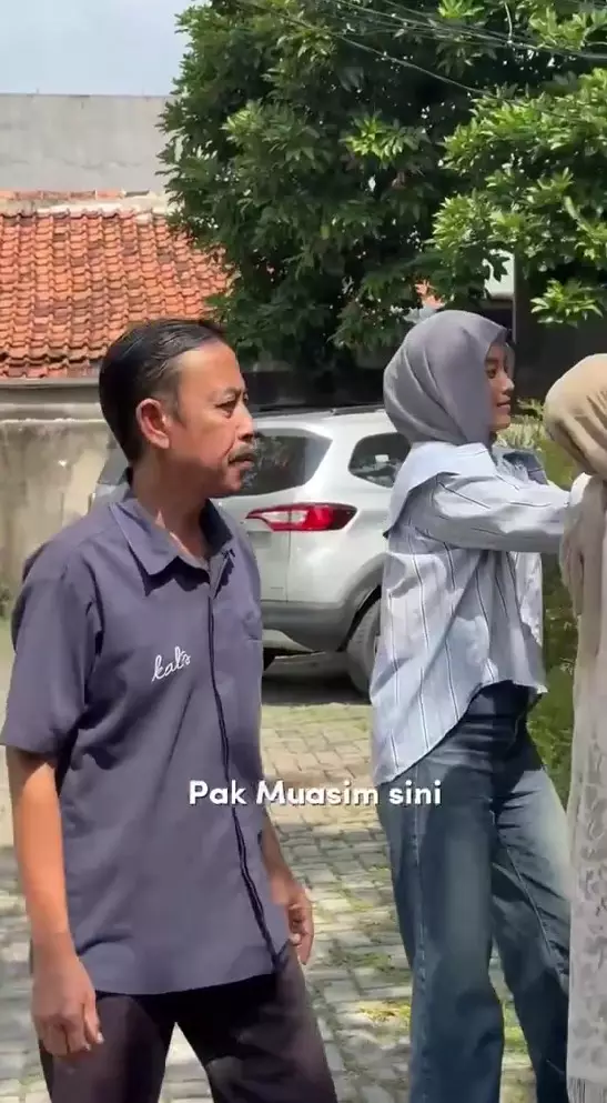 Zaskia Adya Mecca beri hadiah umroh ke satpam © TikTok Zaskia Adya Mecca beri hadiah umroh ke satpam © TikTok