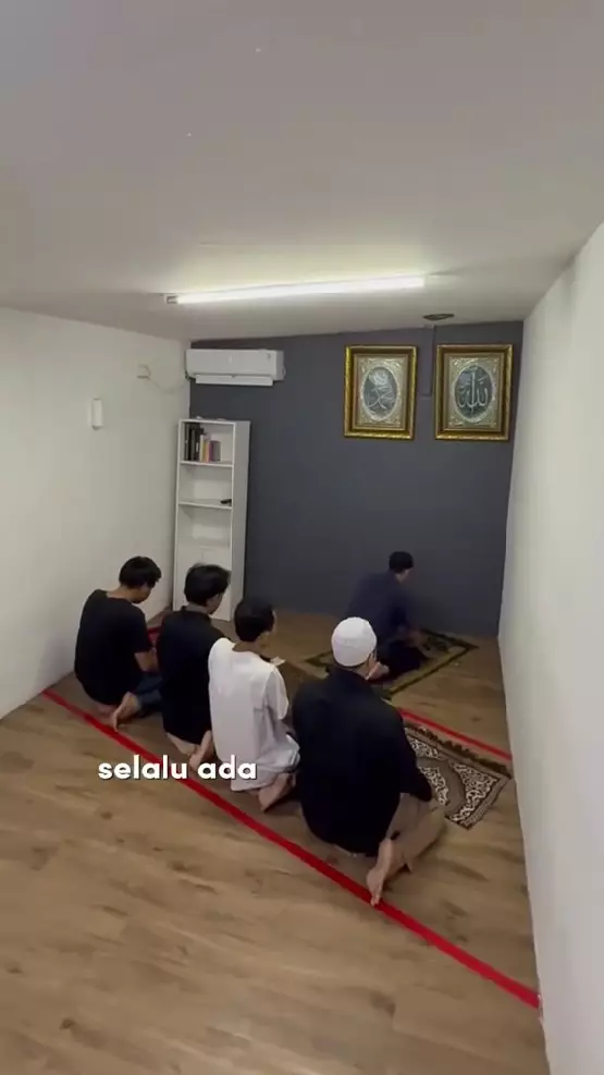 Zaskia Adya Mecca beri hadiah umroh ke satpam © TikTok Zaskia Adya Mecca beri hadiah umroh ke satpam © TikTok