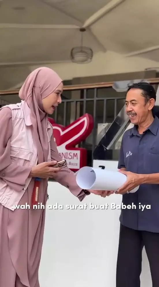 Zaskia Adya Mecca beri hadiah umroh ke satpam © TikTok Zaskia Adya Mecca beri hadiah umroh ke satpam © TikTok