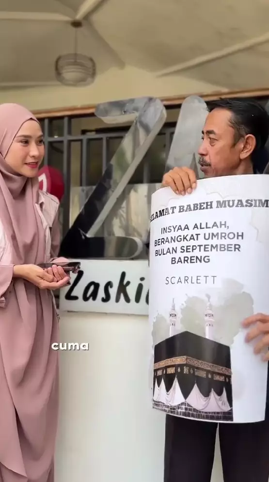 Zaskia Adya Mecca beri hadiah umroh ke satpam © TikTok Zaskia Adya Mecca beri hadiah umroh ke satpam © TikTok