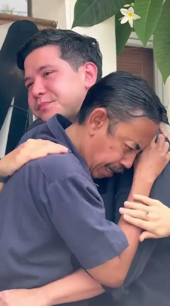 Zaskia Adya Mecca beri hadiah umroh ke satpam © TikTok Zaskia Adya Mecca beri hadiah umroh ke satpam © TikTok