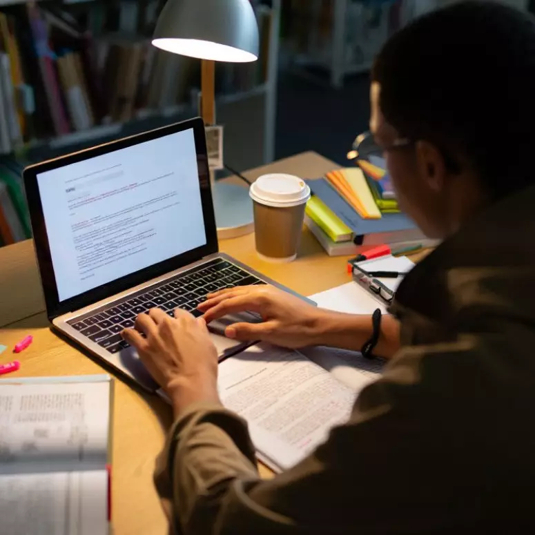 100 Kata-kata bijak mahasiswa tingkat akhir 2025, bikin semangat skripsi dan wisuda