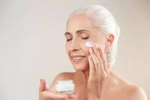 10 Krim mengencangkan wajah bebas kerutan untuk usia 50 tahun, harga di bawah Rp 100 ribu