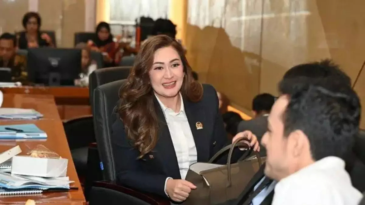 Potret gaya Nafa Urbach tenteng tas Rp80 juta saat rapat kerja DPR