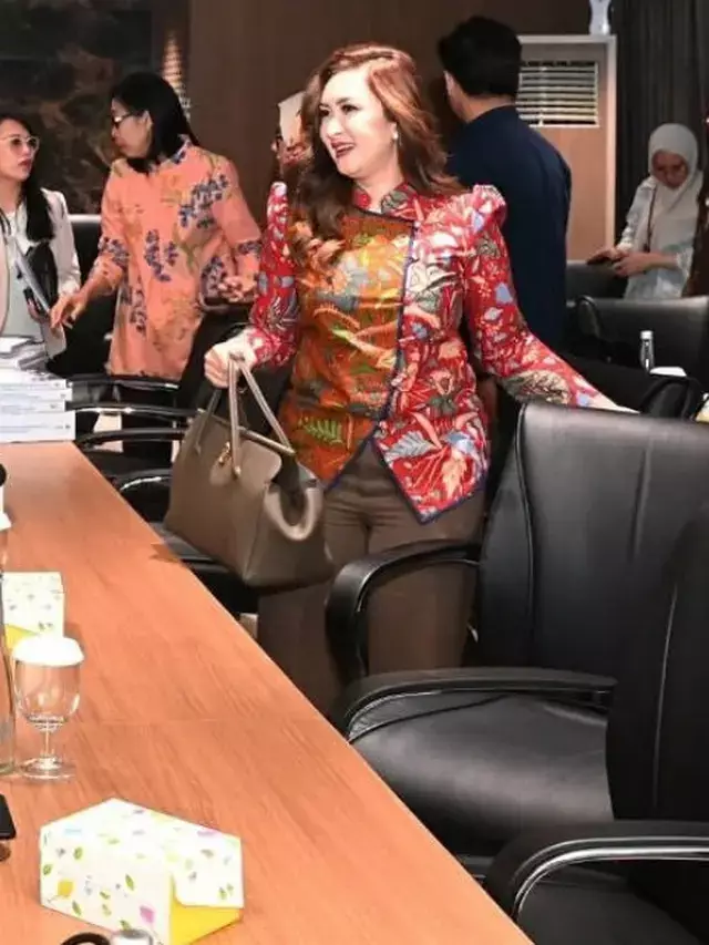 nafa urbach tenteng tas 80 juta saat kerja di dpr © 2025 brilio.net