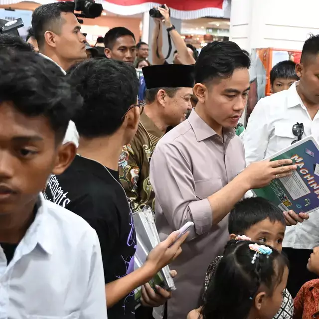 Momen Gibran traktir anak yatim dan siswa Sekolah Rakyat di Pontianak, dibelikan perlengkapan sekolah