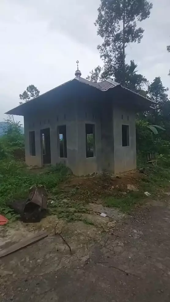 musala Nia penjual gorengan kini mangkrak © berbagai sumber musala Nia penjual gorengan kini mangkrak © berbagai sumber