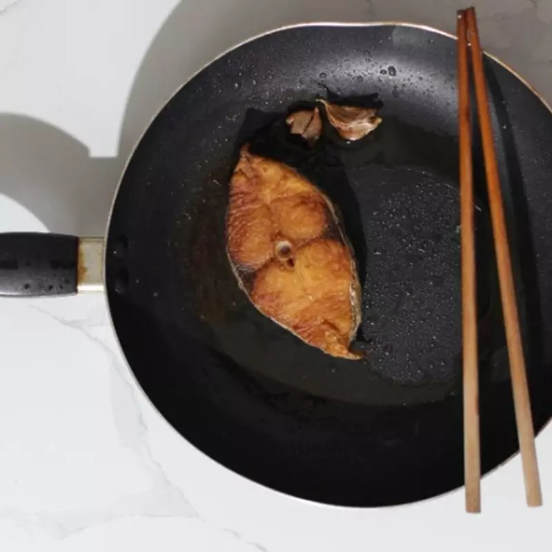 Punya wajan bolong jangan langsung dibuang! Ini solusi praktis biar bisa dipakai menggoreng makanan