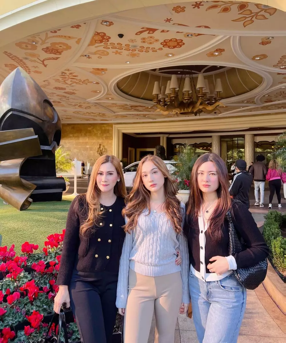 potret kompak laura moane dan ibu bak kakak adik © instagram