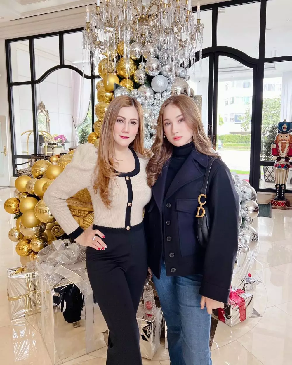 potret kompak laura moane dan ibu bak kakak adik © instagram