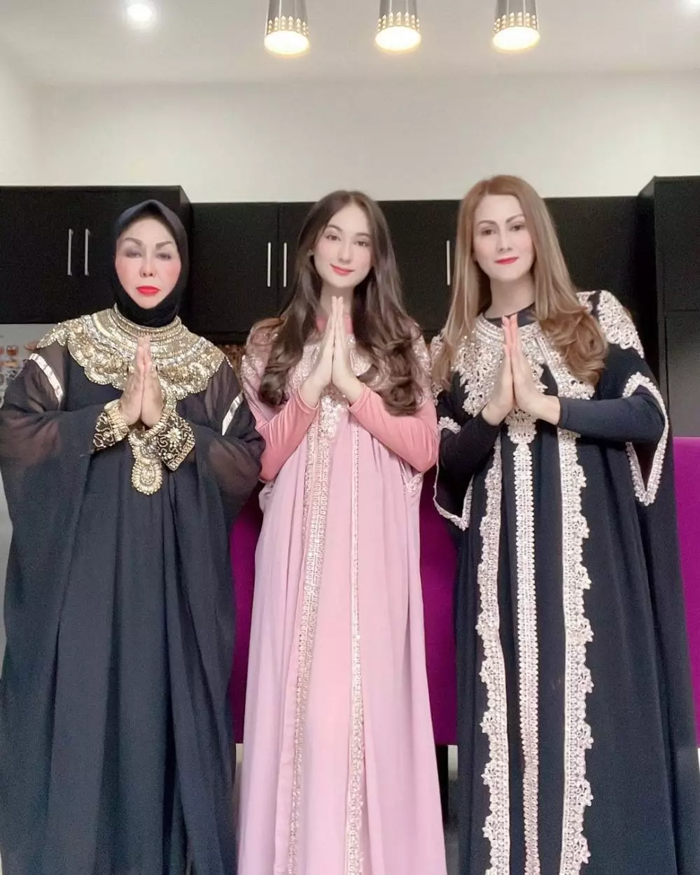 potret kompak laura moane dan ibu bak kakak adik © instagram