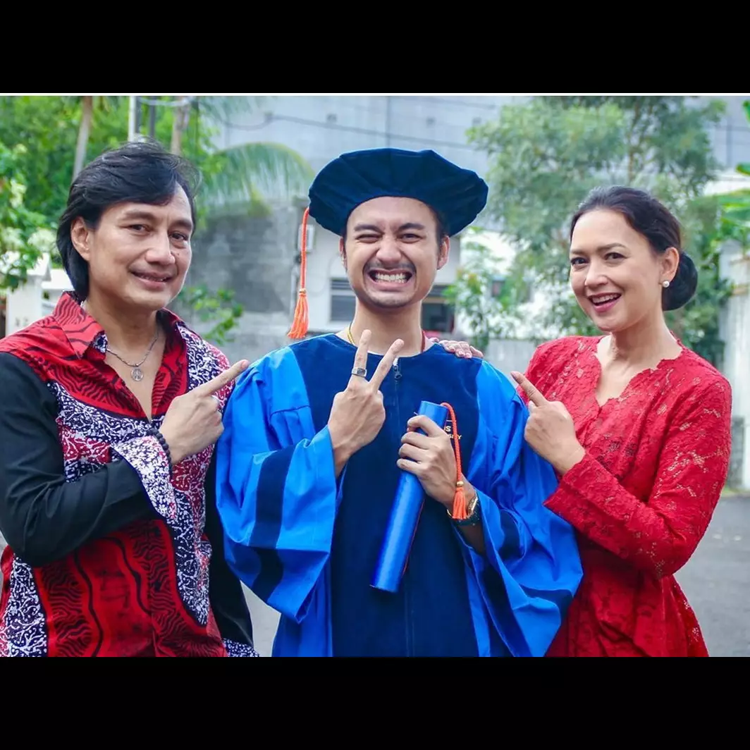 Tetap kompak usai 13 tahun cerai, ini 11 potret kebersamaan Ira Wibowo dan Katon Bagaskara