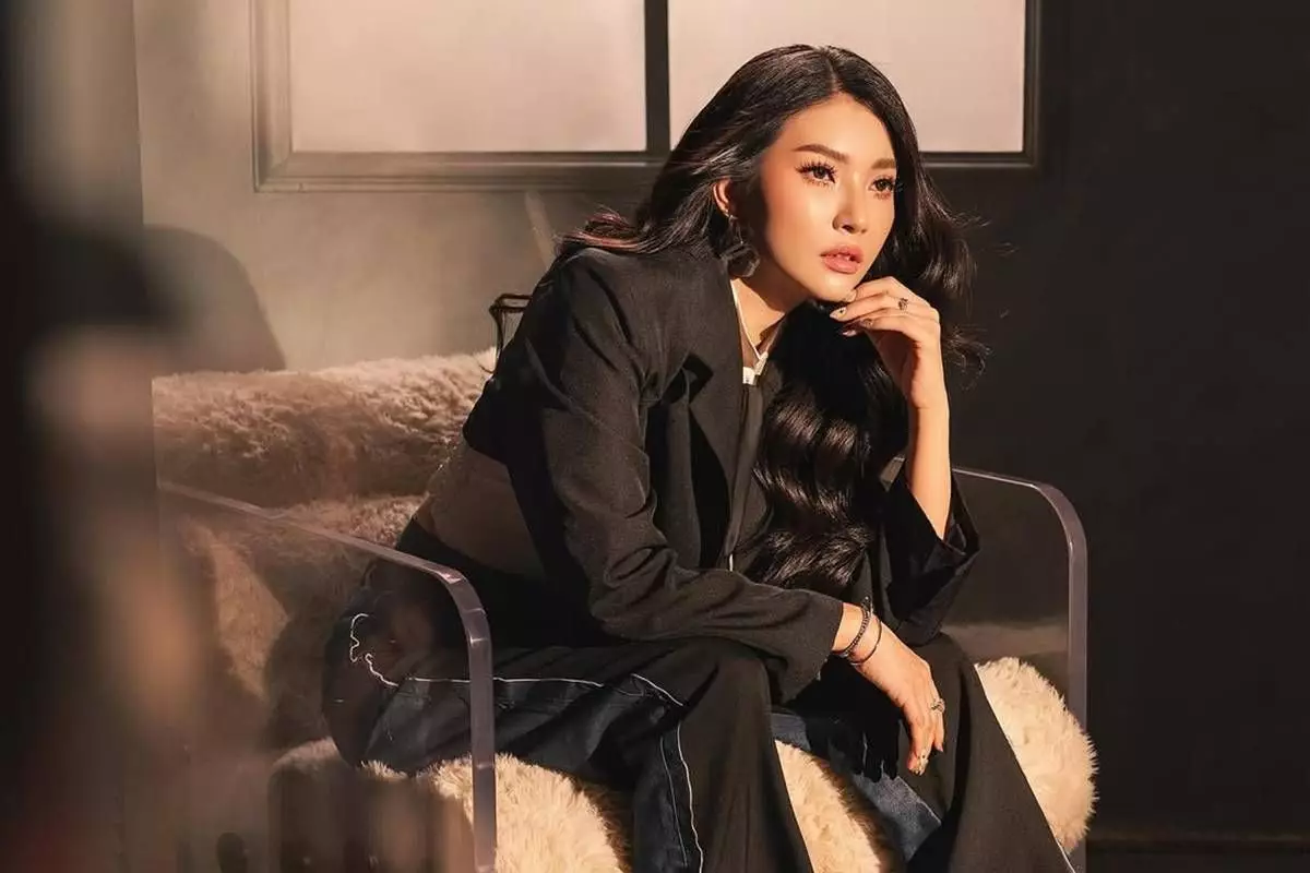 Aura cantiknya makin terpancar, ini 7 pemotretan terbaru Sarwendah yang elegan dengan outfit hitam