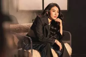 Aura cantiknya makin terpancar, ini 7 pemotretan terbaru Sarwendah yang elegan dengan outfit hitam
