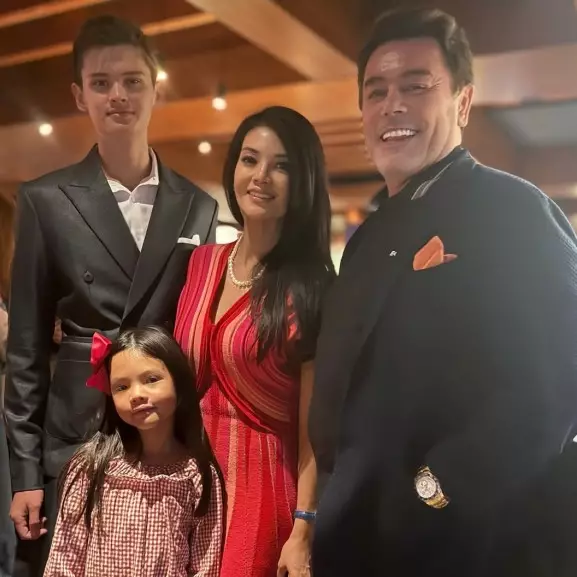 Kini sudah kuliah, intip 9 potret Armand Fauzan putra Farah Quinn yang jarang tersorot