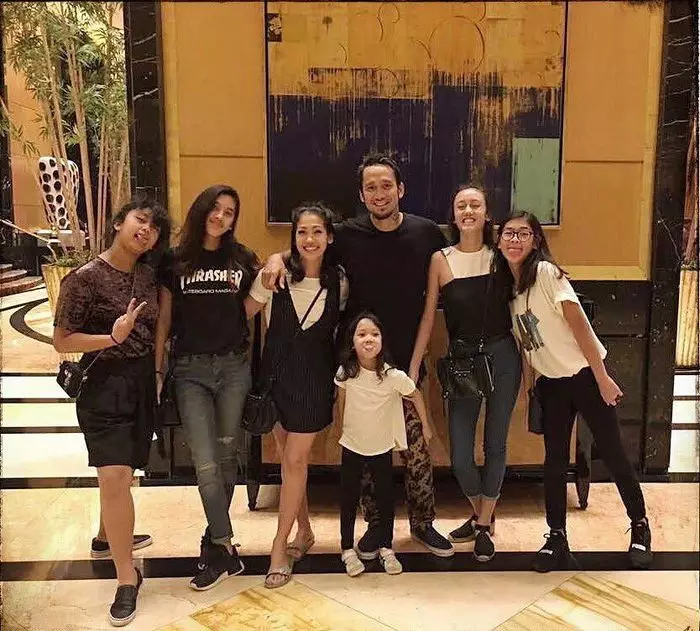 Tora Sudiro bareng kelima anaknya © Instagram Tora Sudiro bareng kelima anaknya © Instagram