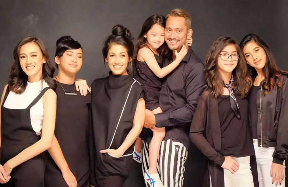 Tora Sudiro bareng kelima anaknya © Instagram Tora Sudiro bareng kelima anaknya © Instagram
