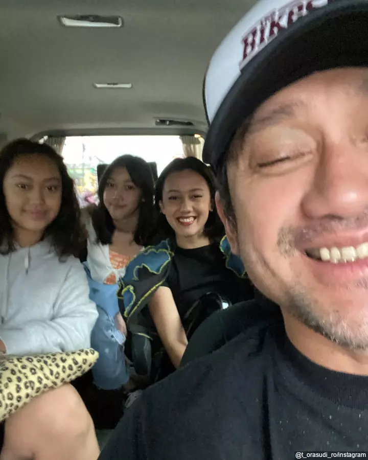 Tora Sudiro bareng kelima anaknya © Instagram Tora Sudiro bareng kelima anaknya © Instagram